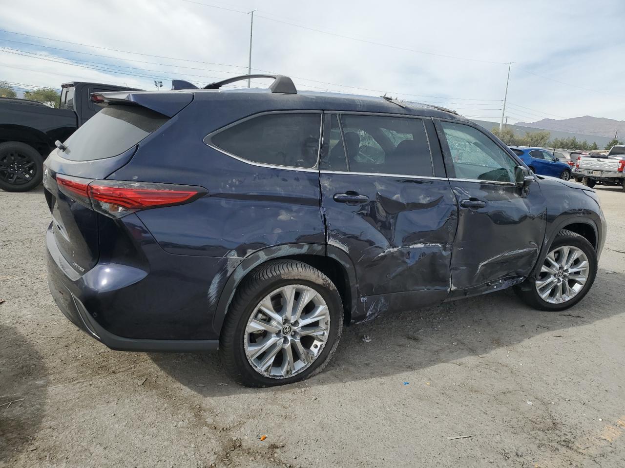 2022 Toyota Highlander Limited - Image 3