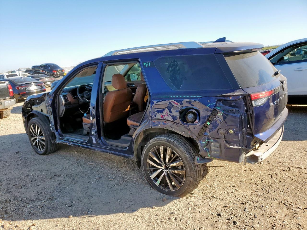 2023 Nissan Pathfinder Platinum - Image 2