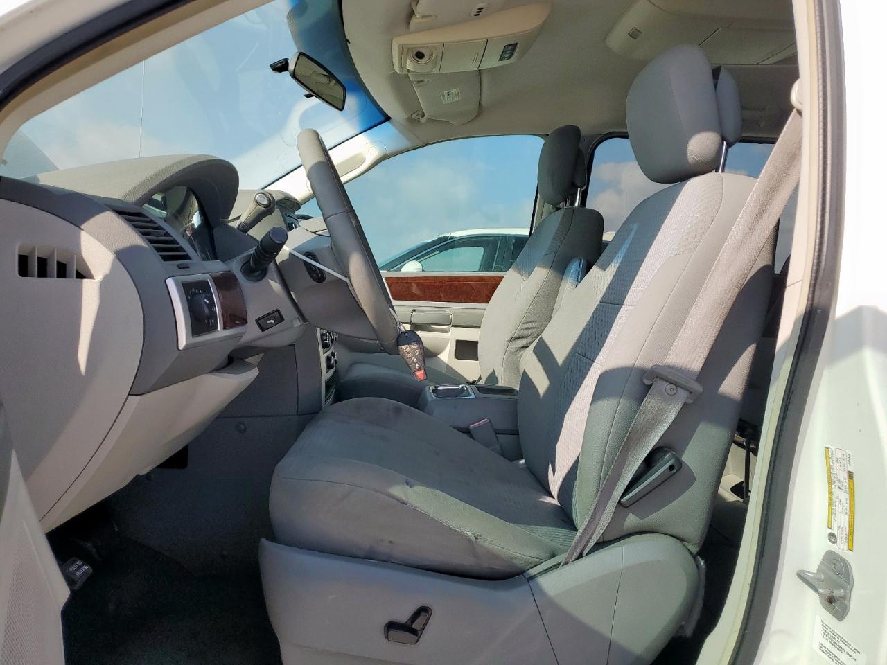 2010 Chrysler Town & Country Touring - Фото 7