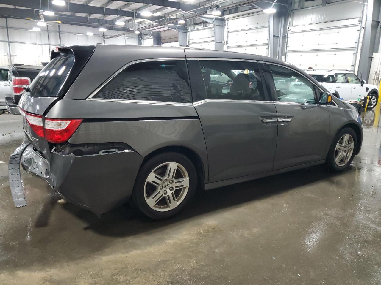 2013 Honda Odyssey Touring - Image 3
