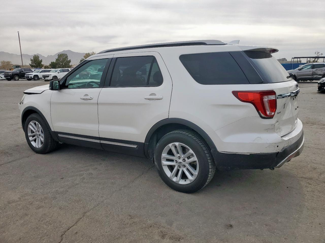 2016 Ford Explorer Xlt - Image 2