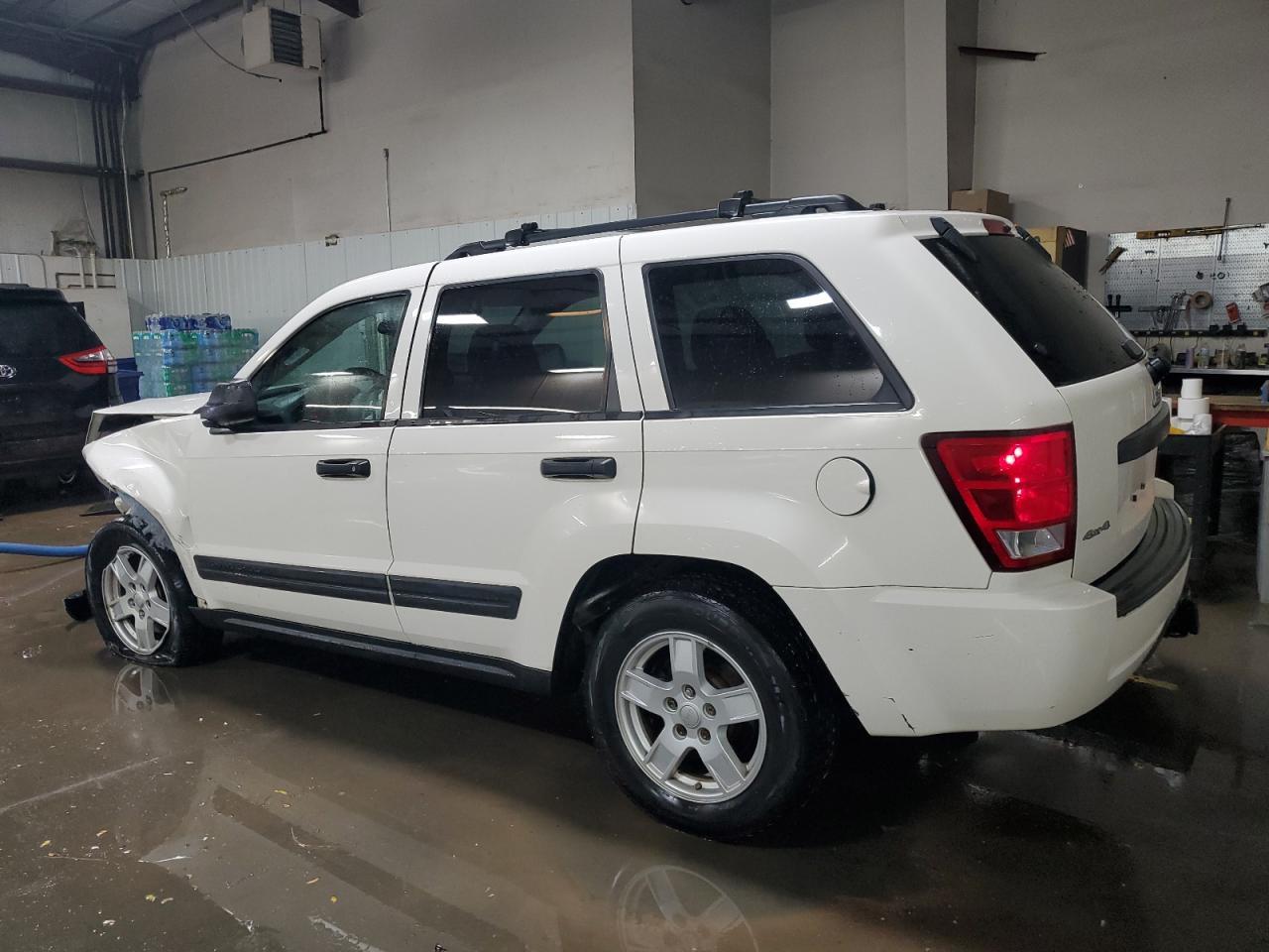 2005 Jeep Grand Cherokee Laredo - Image 2