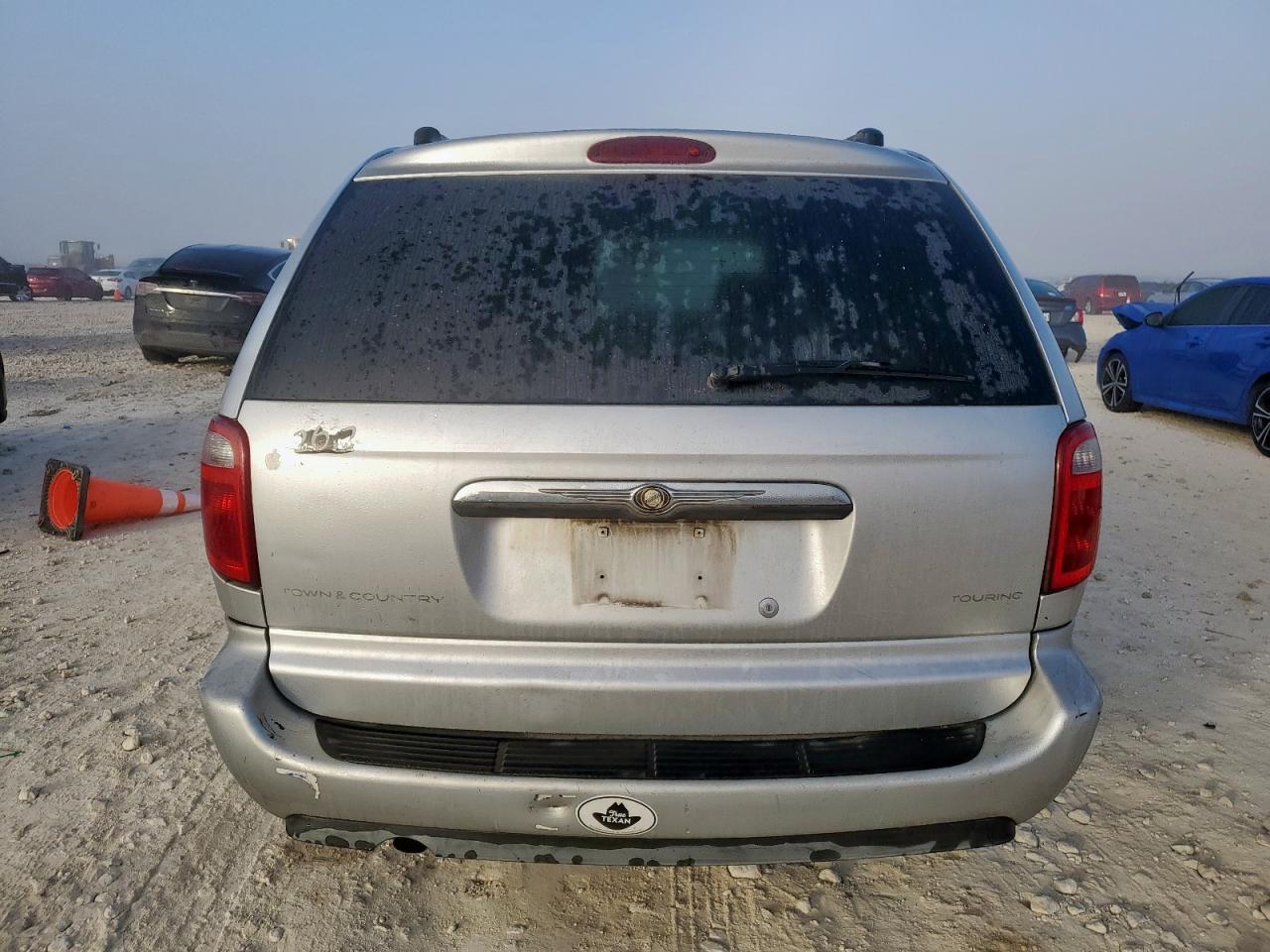 2005 Chrysler Town & Country Touring - Image 6