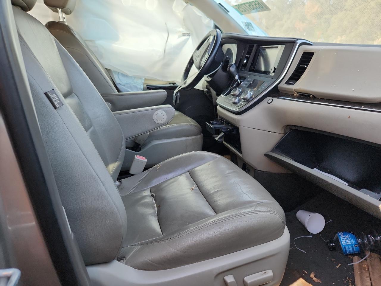 2015 Toyota Sienna Xle - Image 7