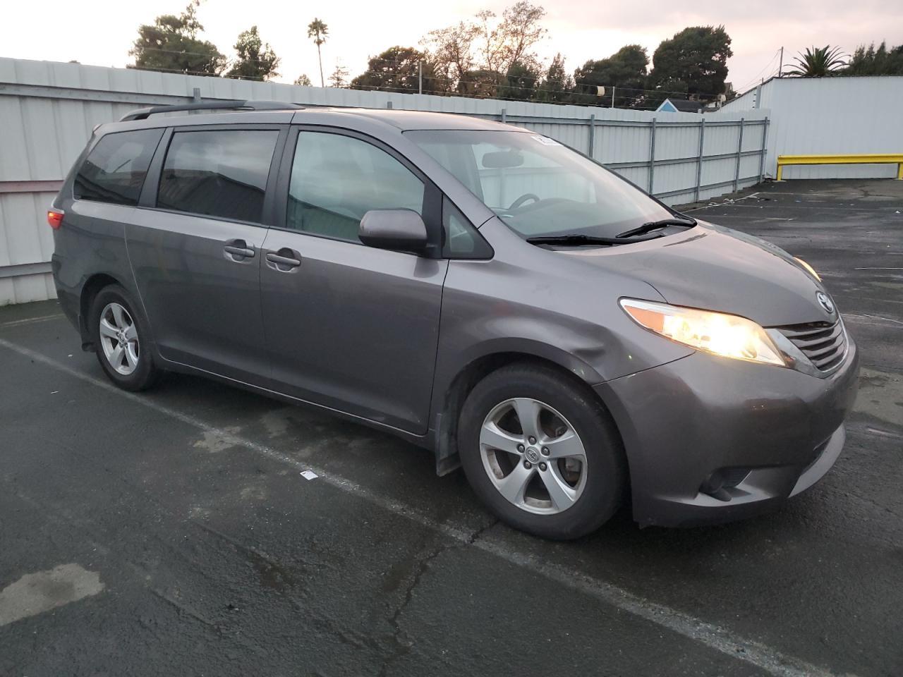 2017 Toyota Sienna Le - Image 4