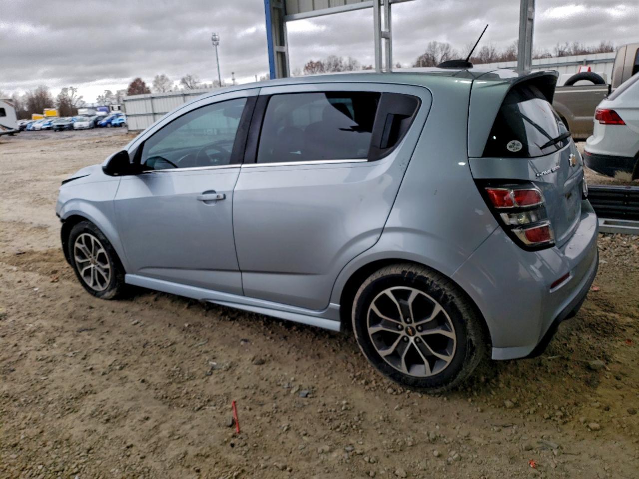 2017 Chevrolet Sonic Lt - Фото 2