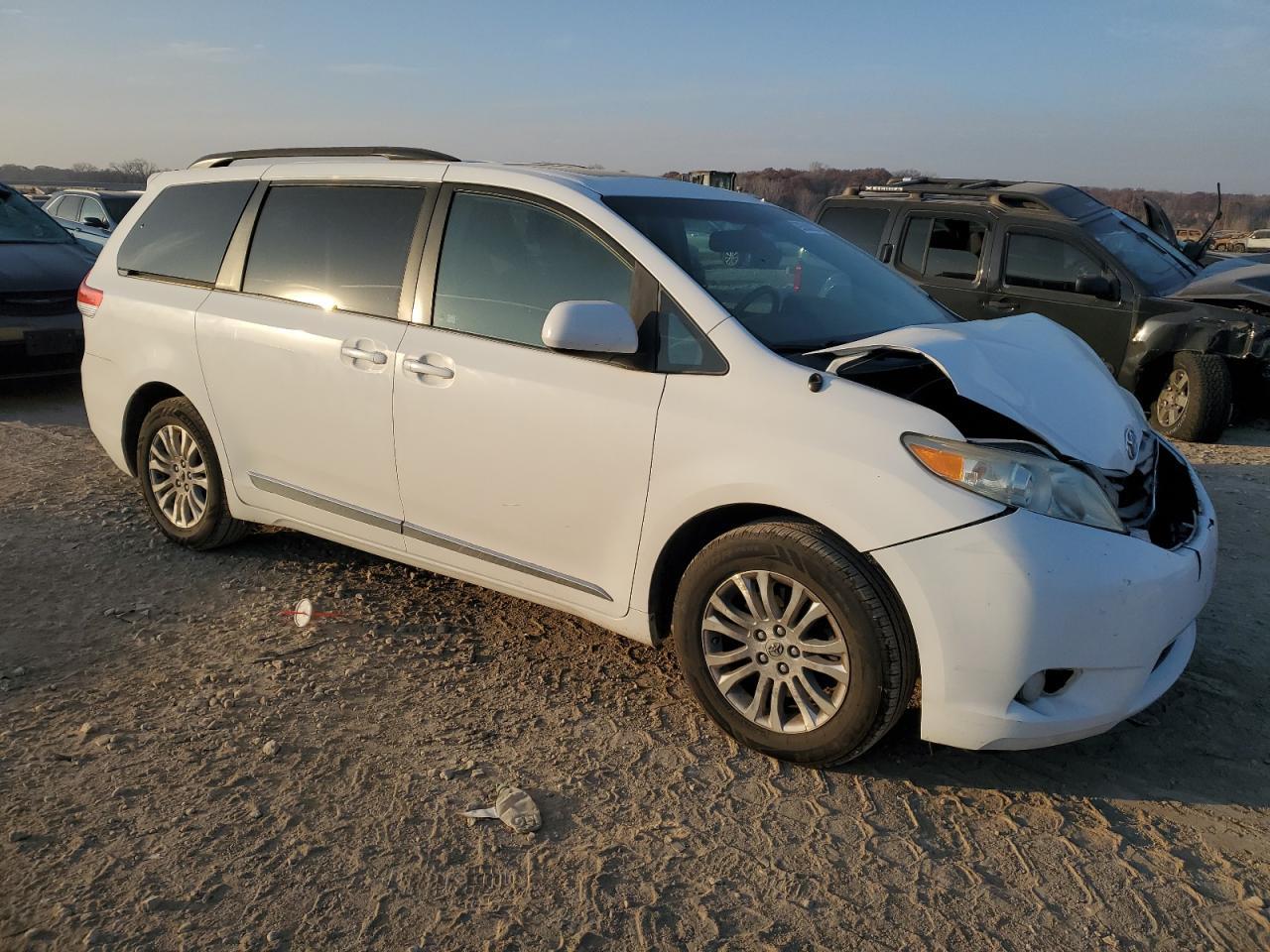 2011 Toyota Sienna - Фото 4