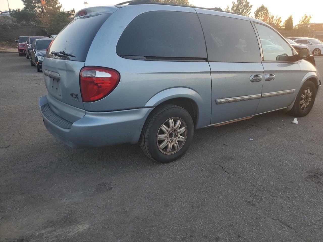 2006 Chrysler Town & Country Touring - Image 3