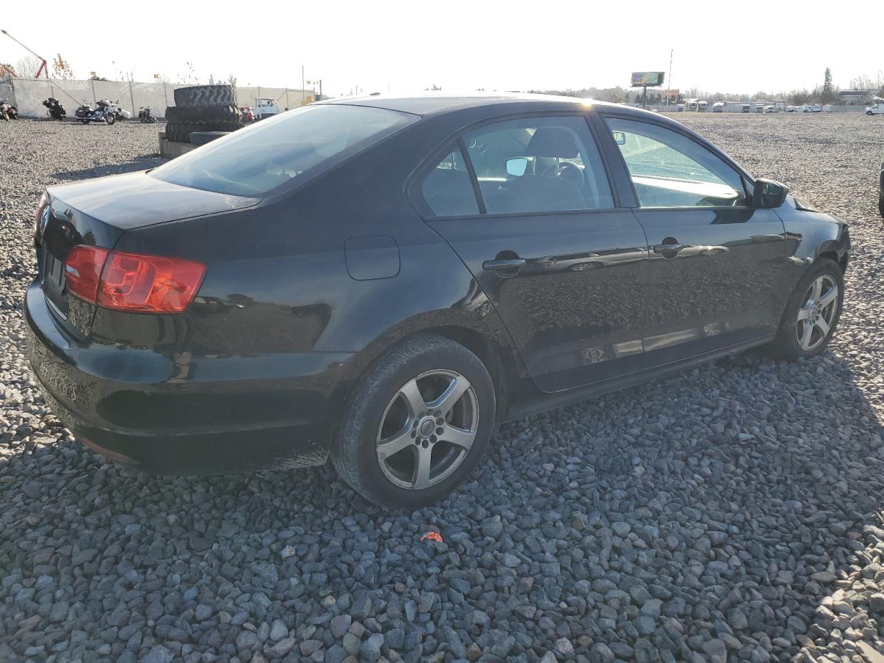 2013 Volkswagen Jetta Base - Image 3