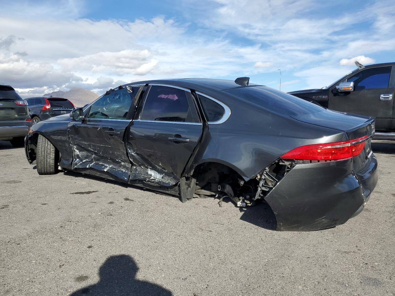 2017 Jaguar Xf Premium - Фото 2