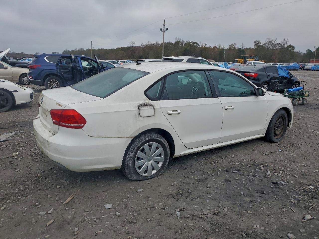 2013 Volkswagen Passat S - Фото 3