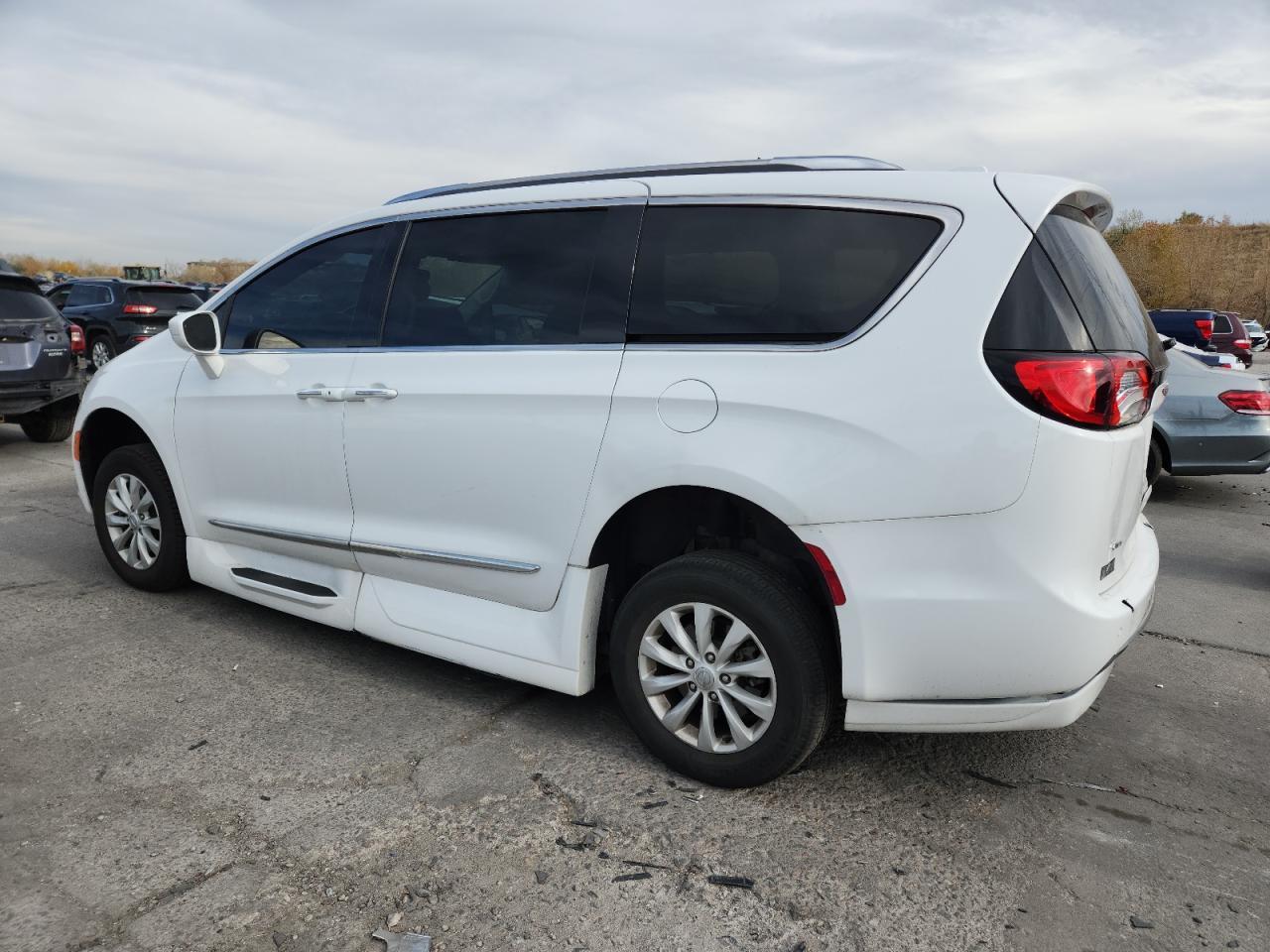 2019 Chrysler Pacifica Touring L - Фото 2
