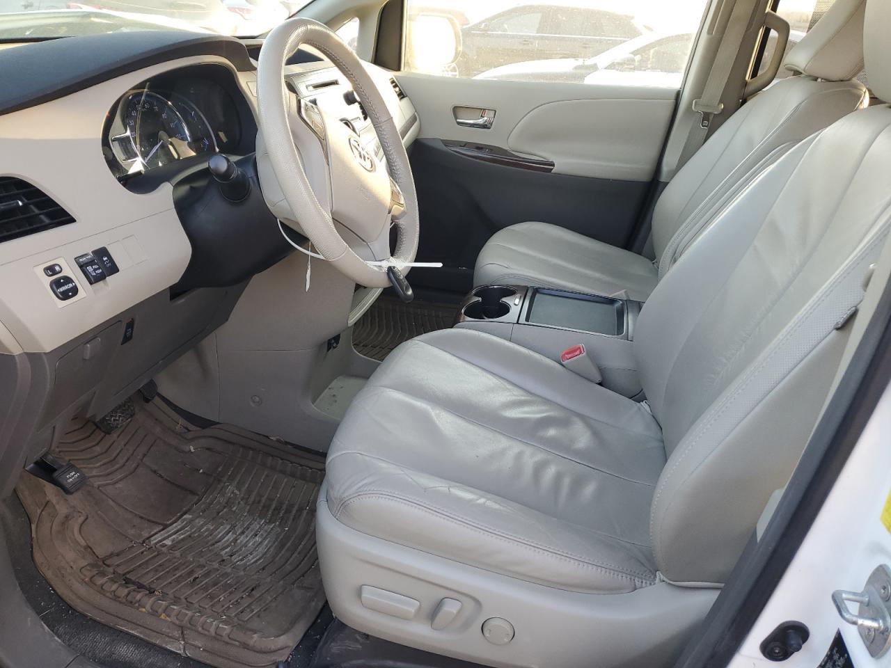 2011 Toyota Sienna - Фото 7