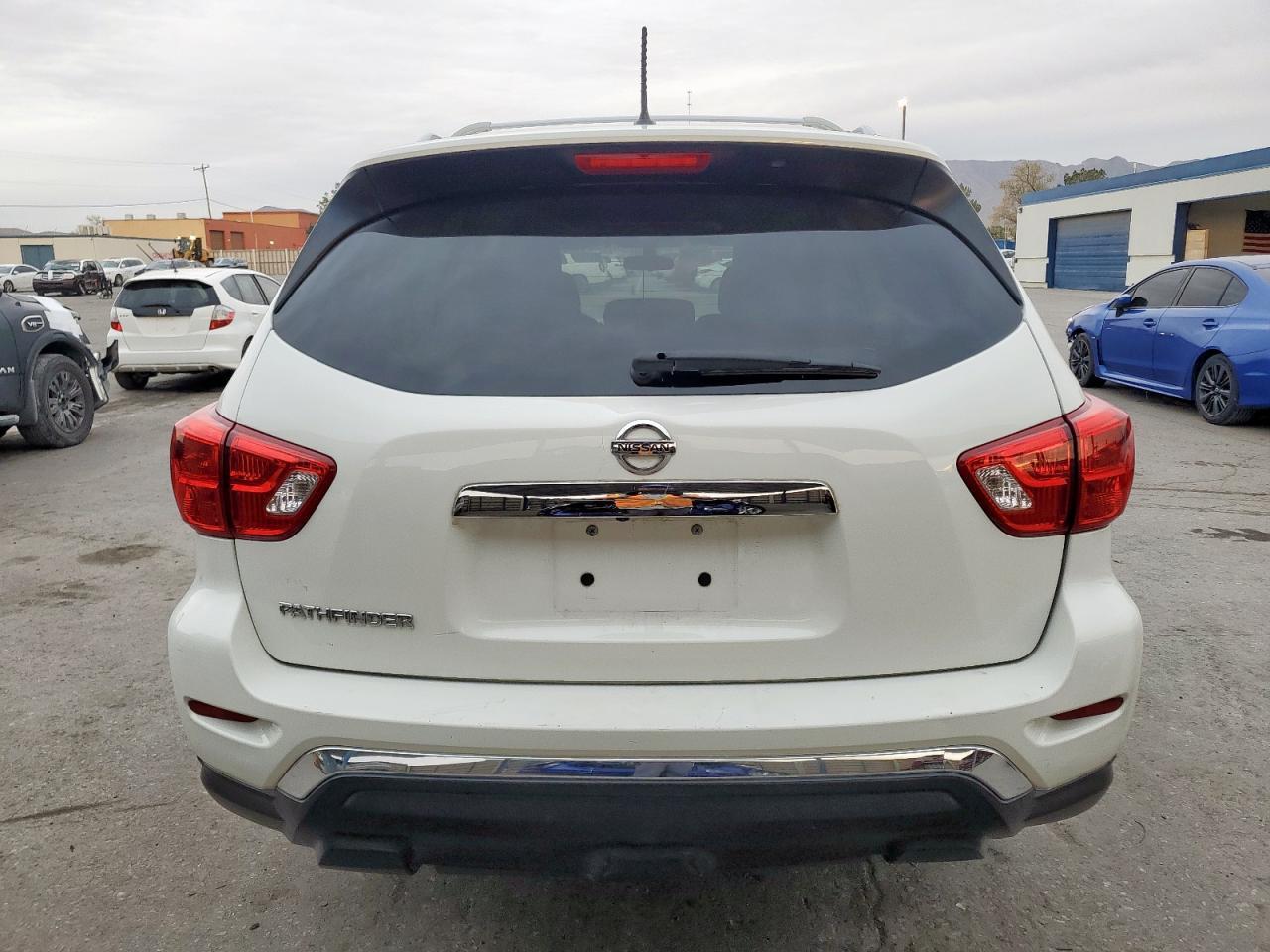 2018 Nissan Pathfinder S - Image 6