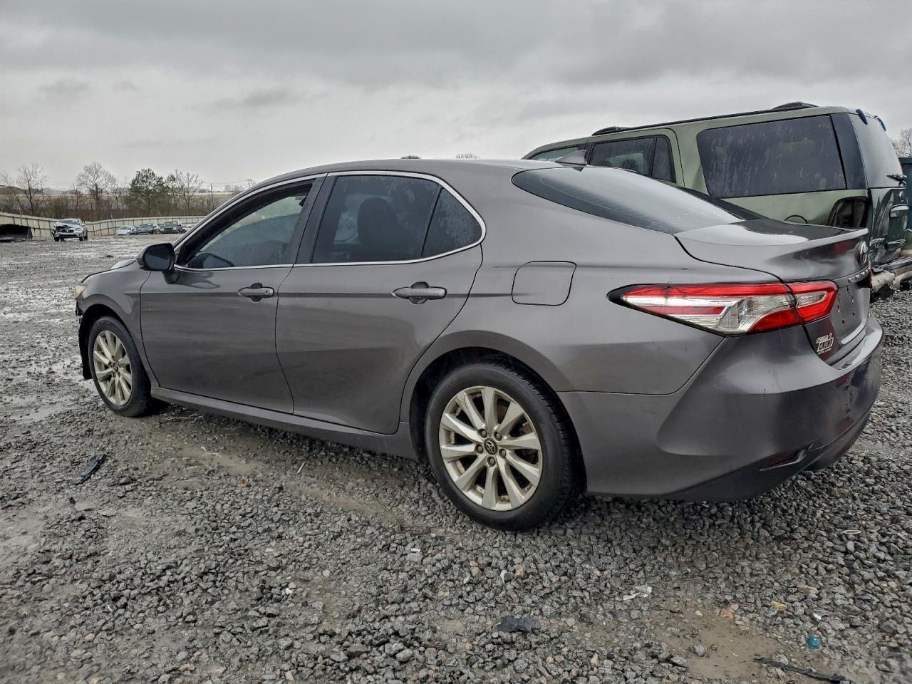 2019 Toyota Camry L - Фото 2