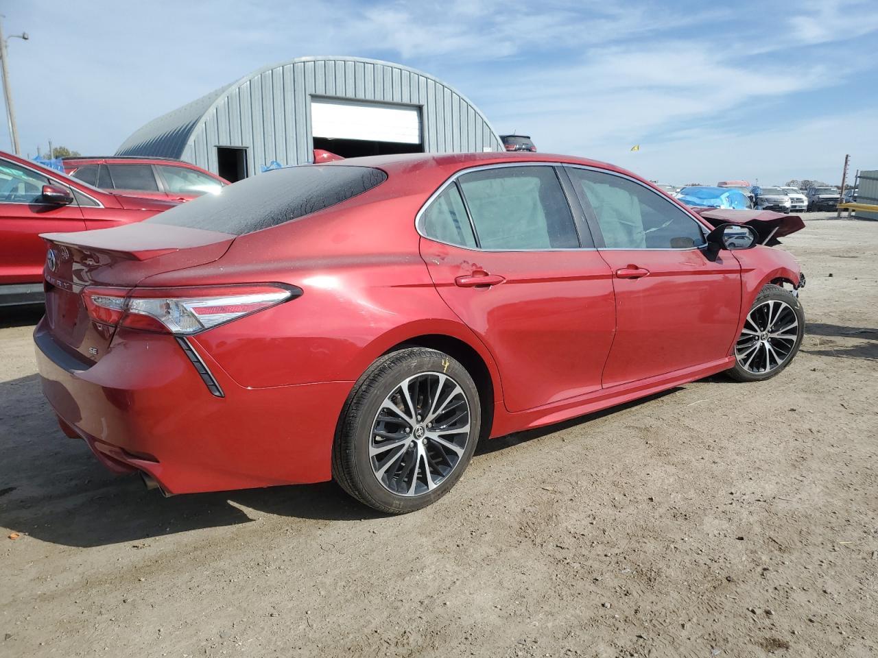 2020 Toyota Camry Se - Фото 3