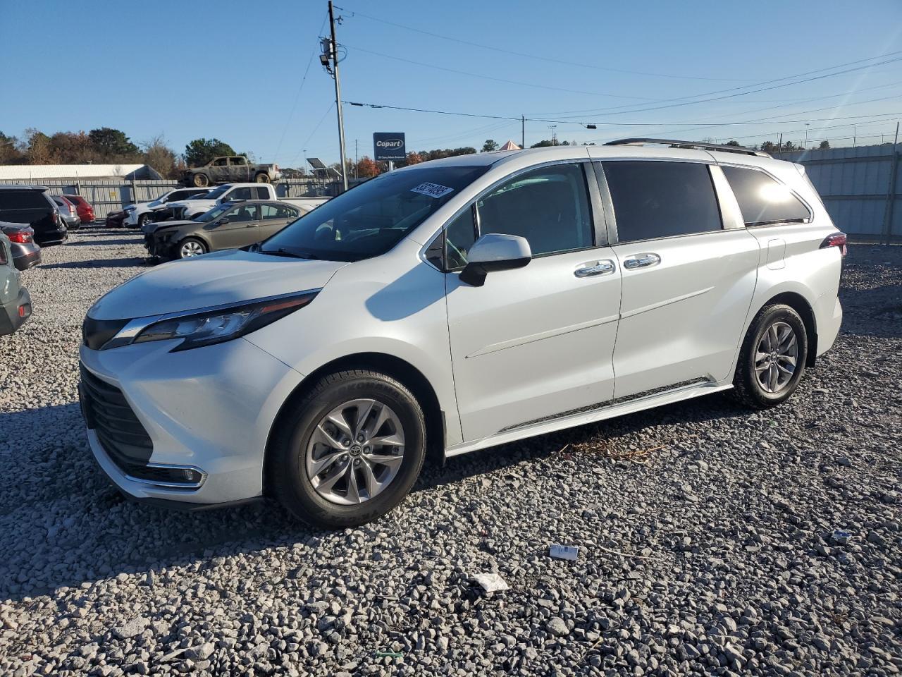 2022 Toyota Sienna Xle