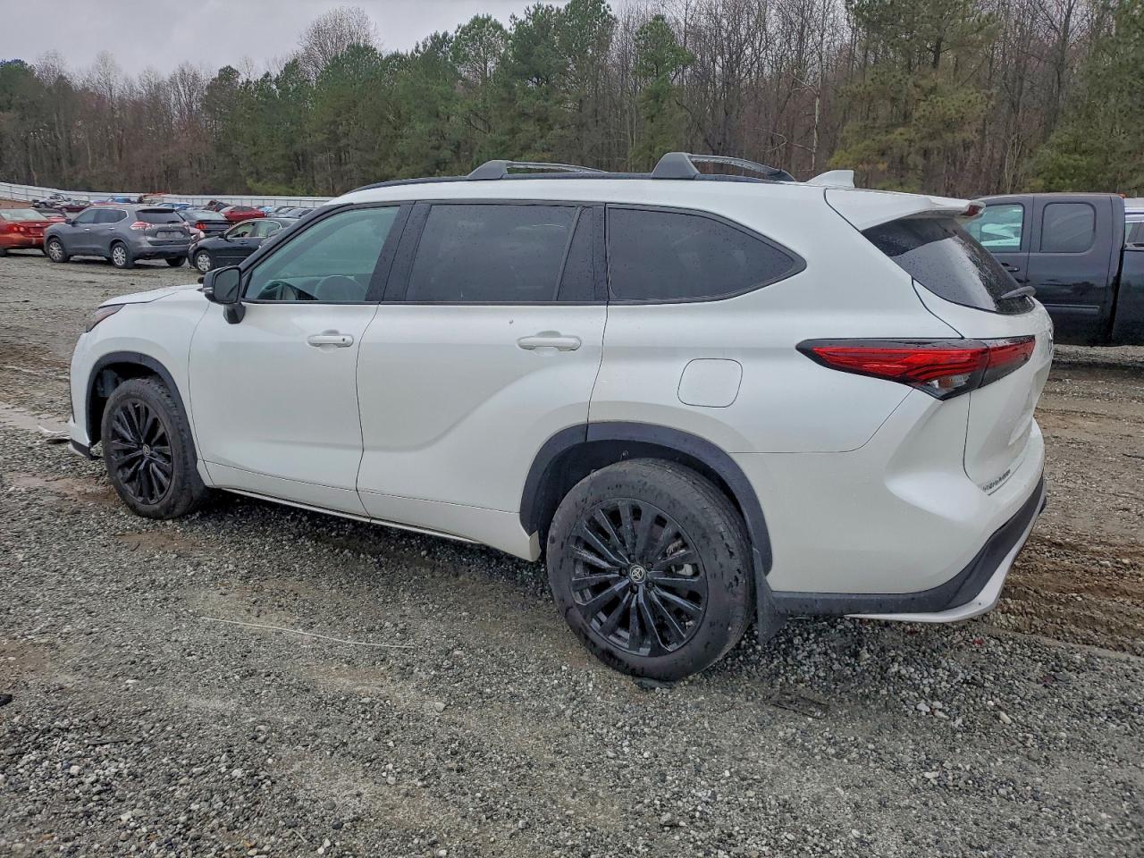 2023 Toyota Highlander L - Image 2