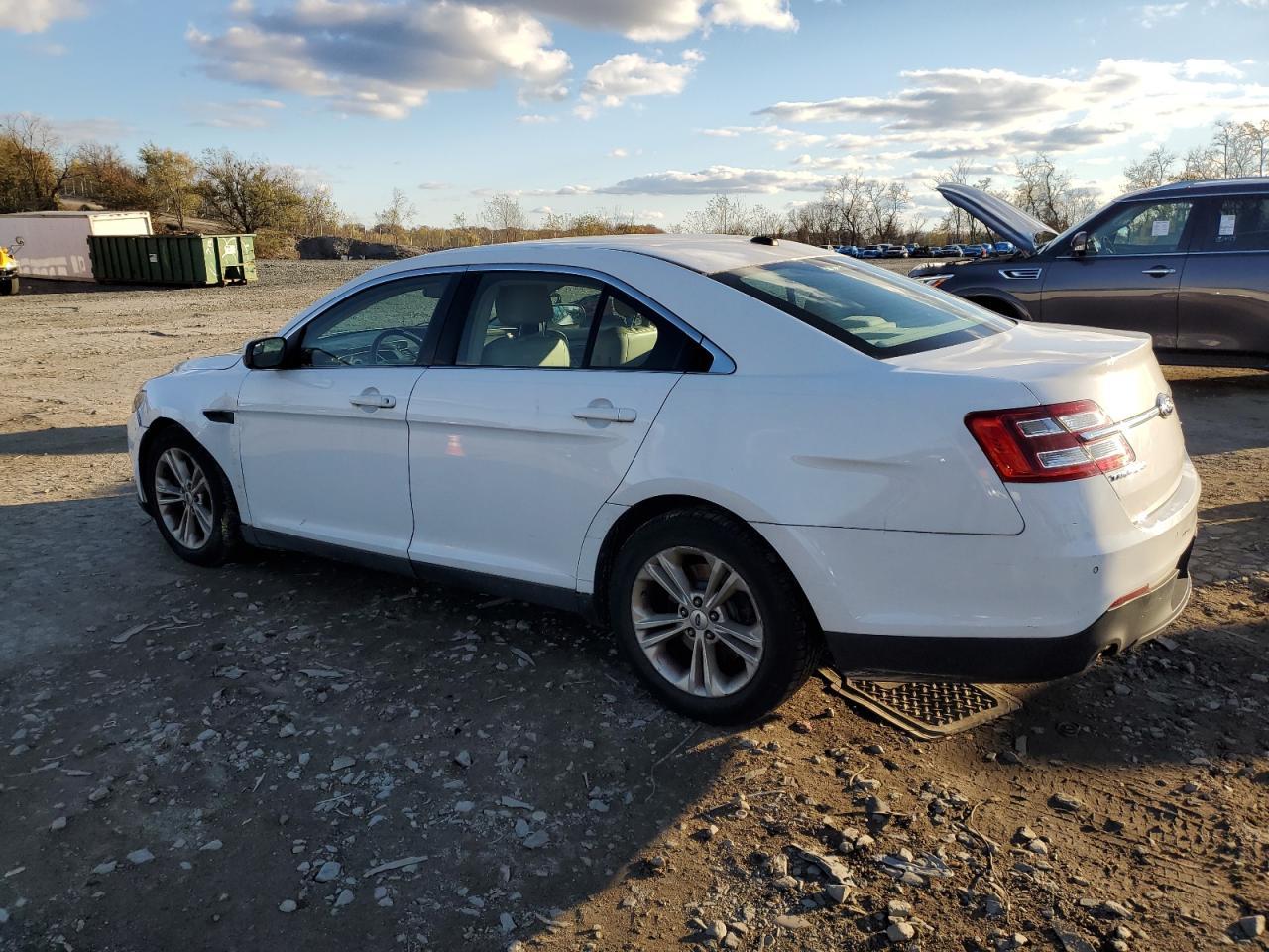 2013 Ford Taurus - Фото 2