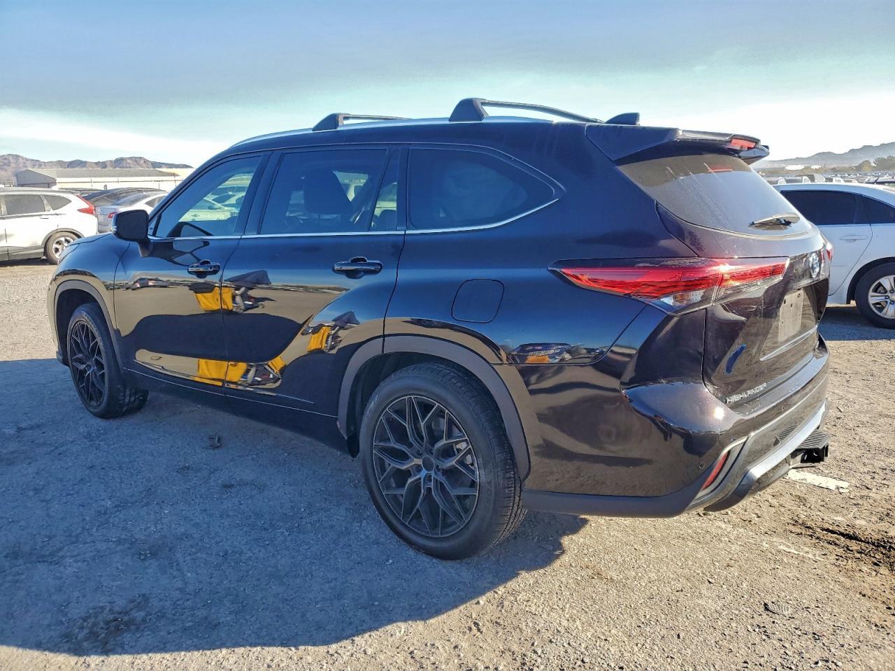 2022 Toyota Highlander Hybrid Limited - Фото 2