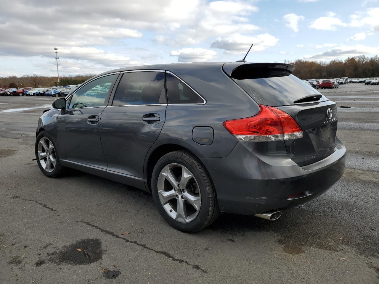 2010 Toyota Venza - Image 2