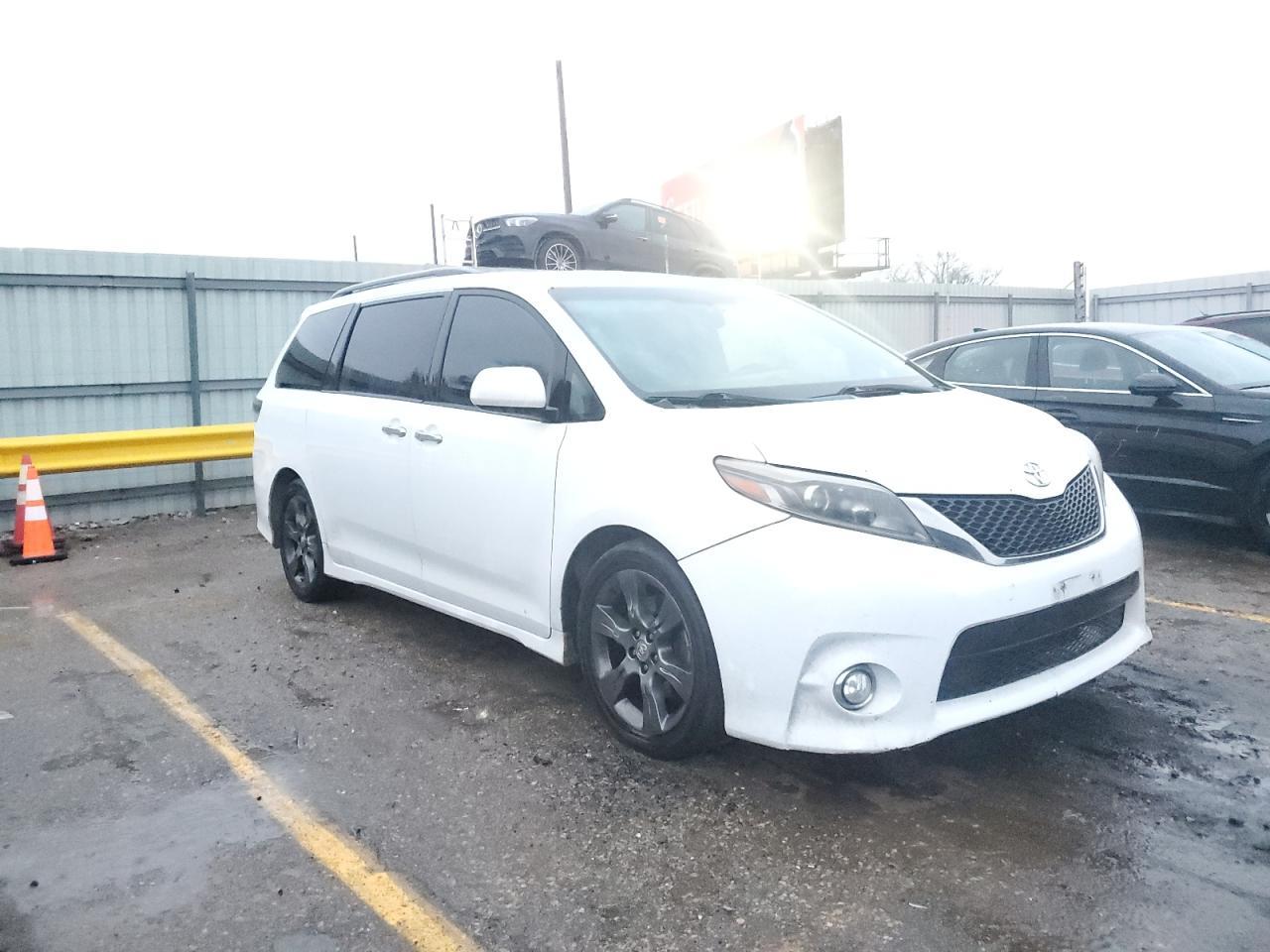 2016 Toyota Sienna Se - Фото 4