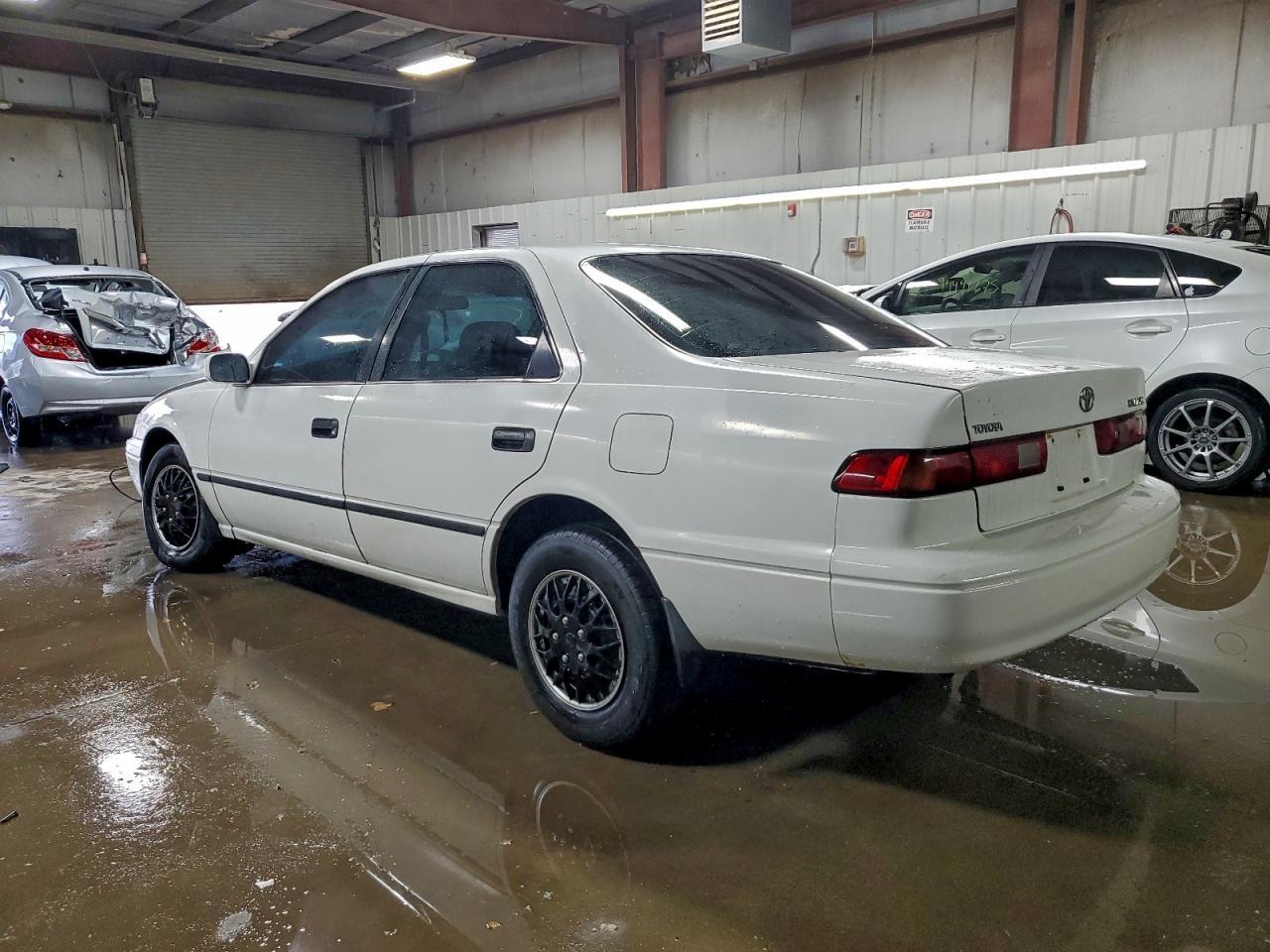 1999 Toyota Camry Le - Фото 2