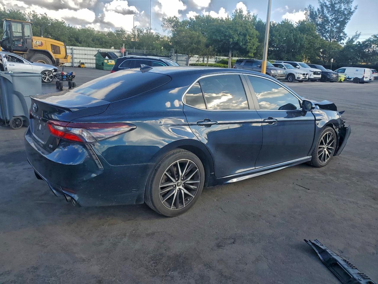 2021 Toyota Camry Se - Фото 3