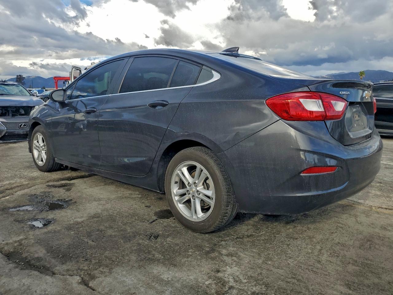 2017 Chevrolet Cruze Lt - Image 2