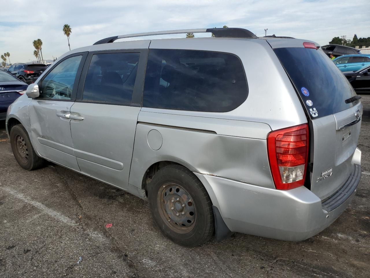 2012 Kia Sedona Lx - Image 2