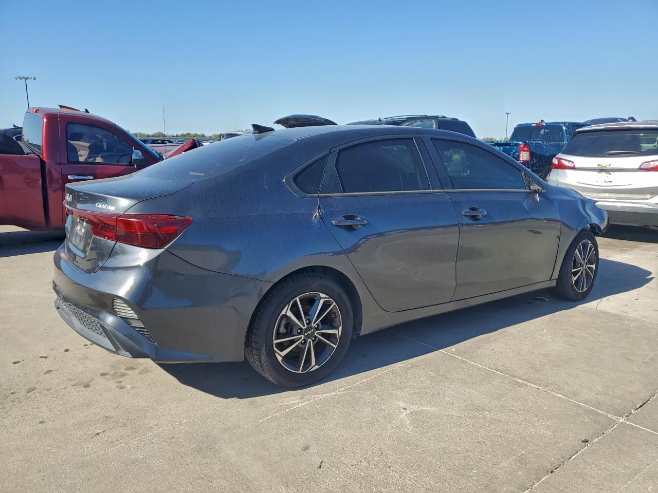 2022 Kia Forte Lxs - Image 3