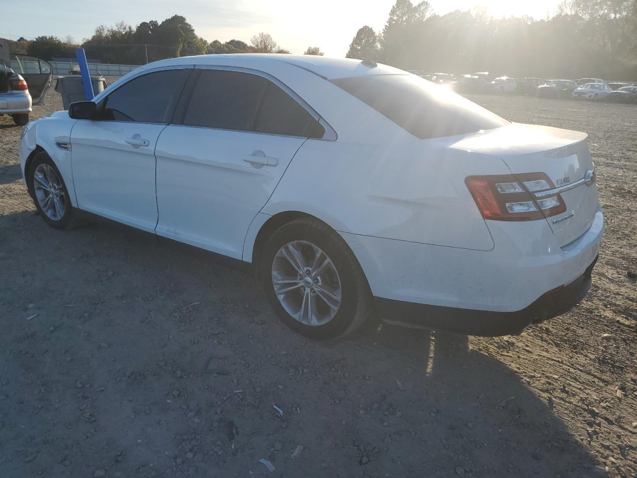 2015 Ford Taurus Se - Фото 2