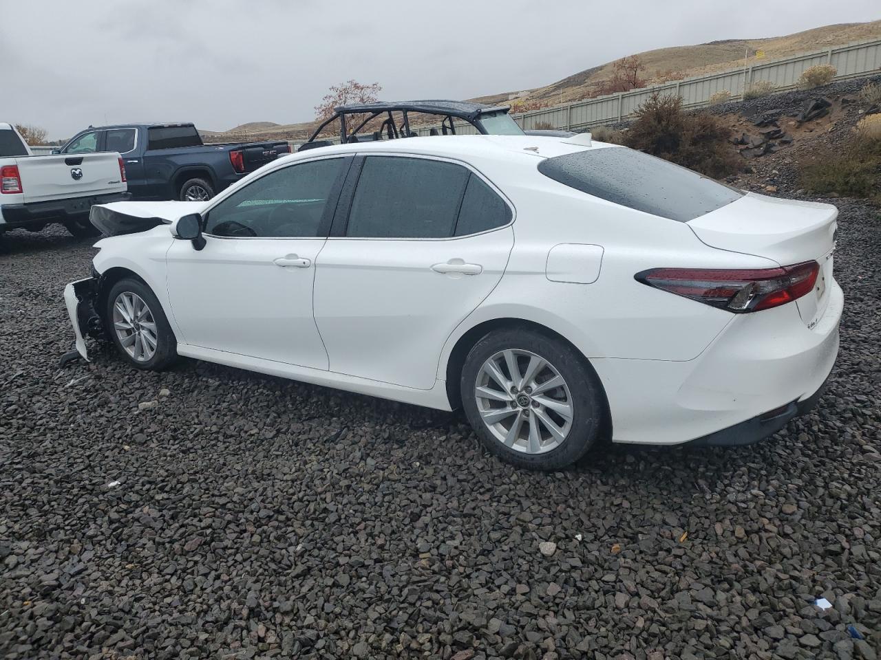 2022 Toyota Camry Le - Фото 2