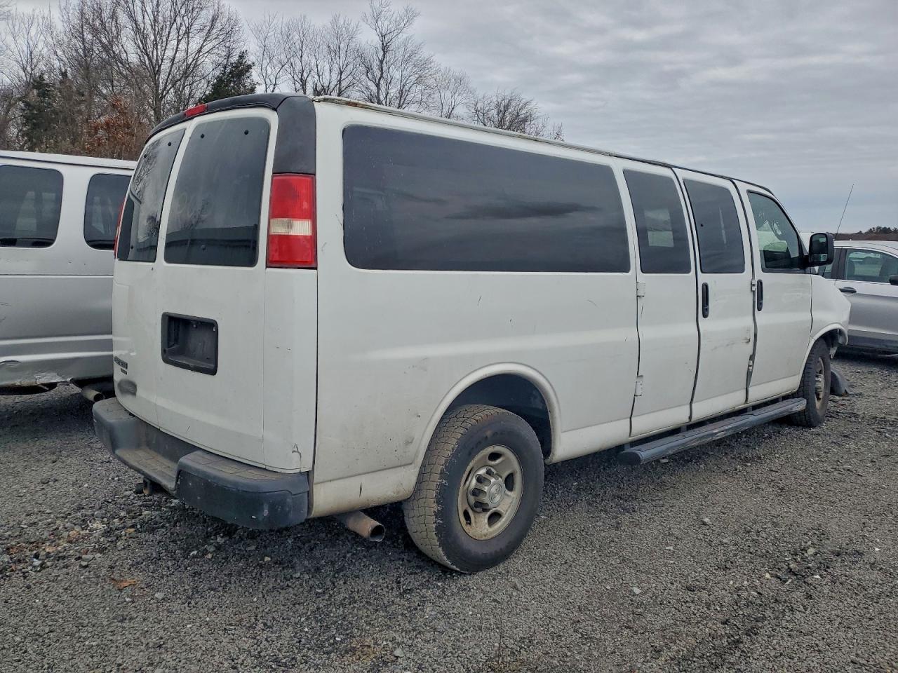 2016 Chevrolet Express G3500 Ls - Фото 3