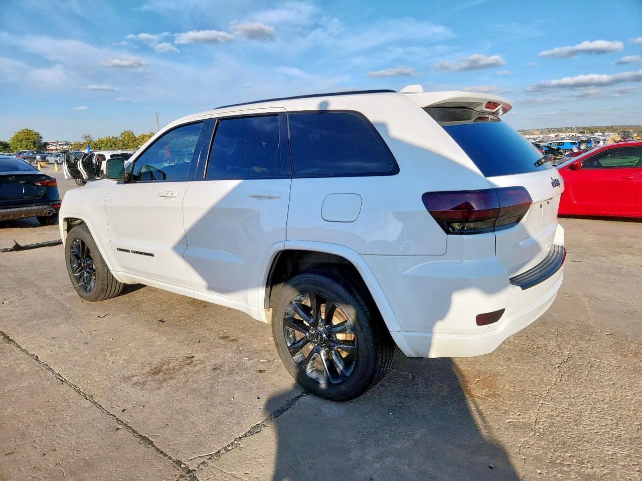 2018 Jeep Grand Cherokee Laredo - Image 2