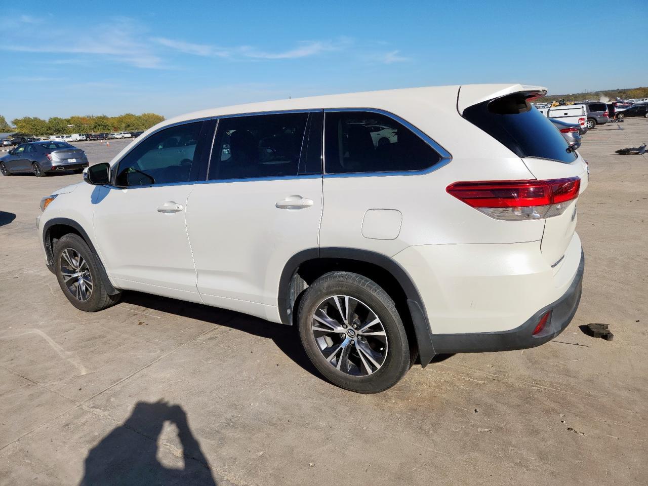 2018 Toyota Highlander Le - Image 2