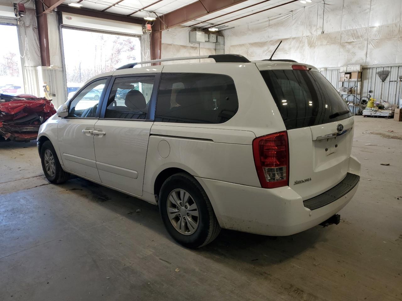 2012 Kia Sedona Lx - Фото 2