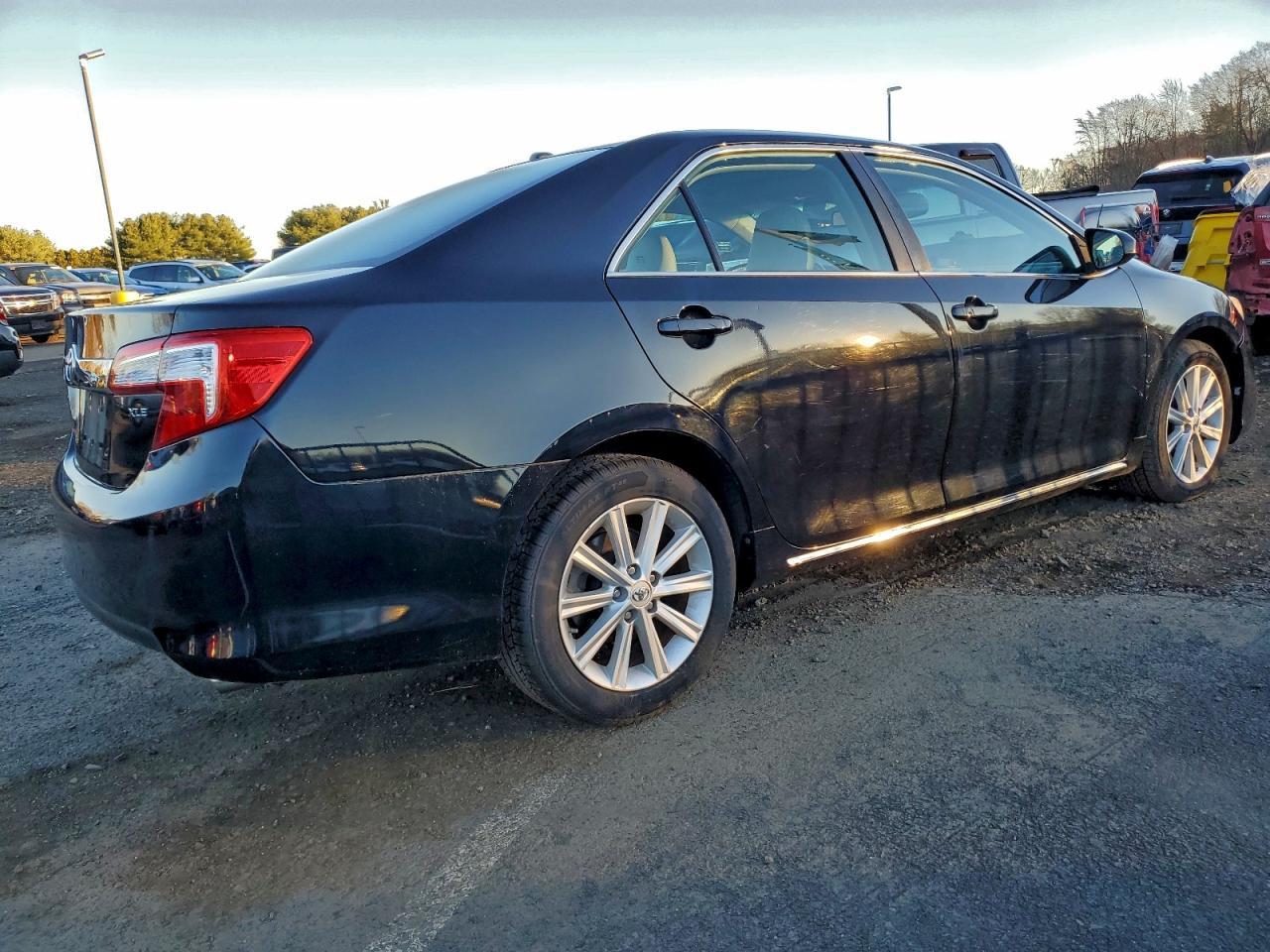 2014 Toyota Camry Se - Image 3
