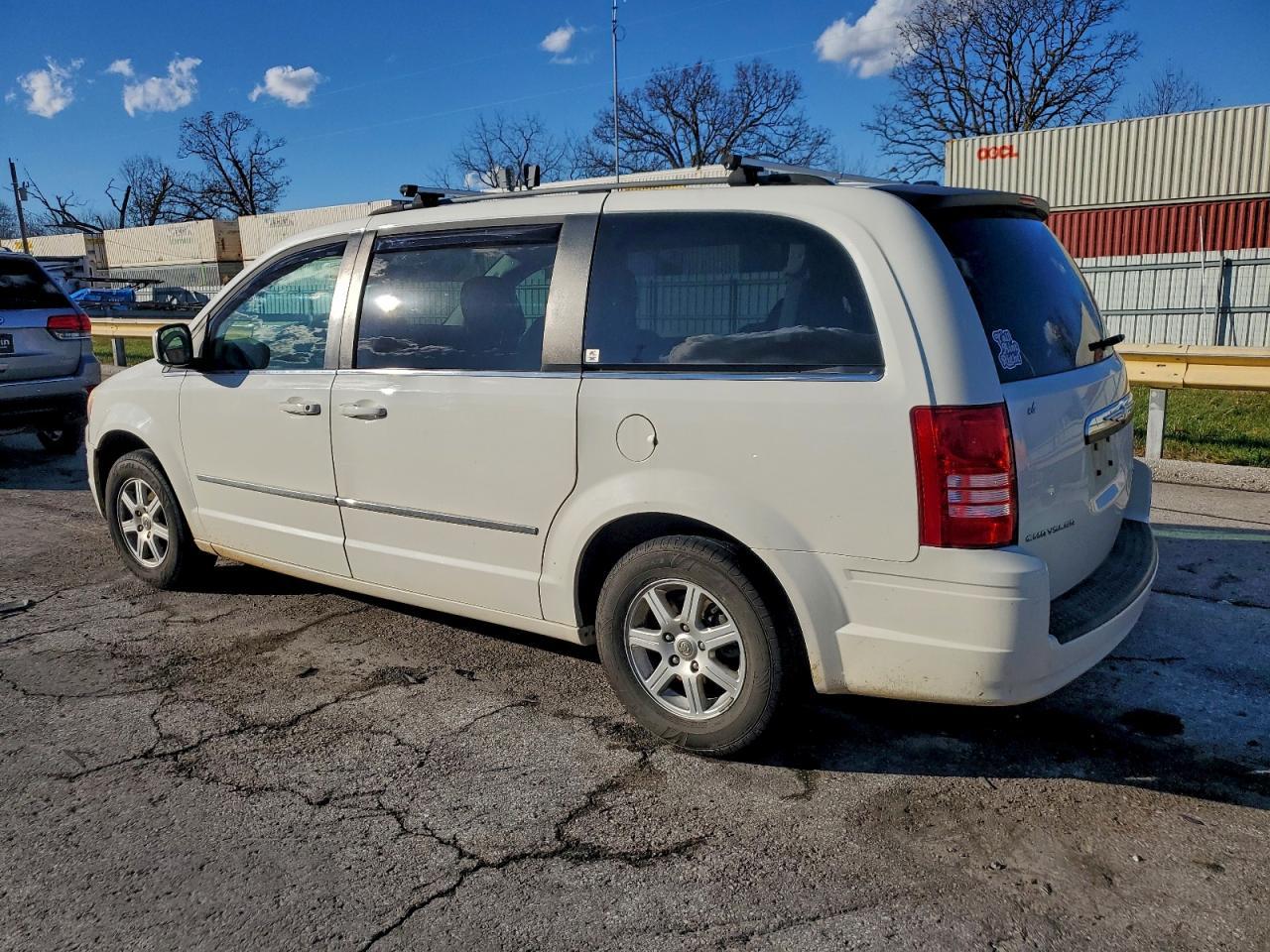 2010 Chrysler Town & Country Touring - Фото 2