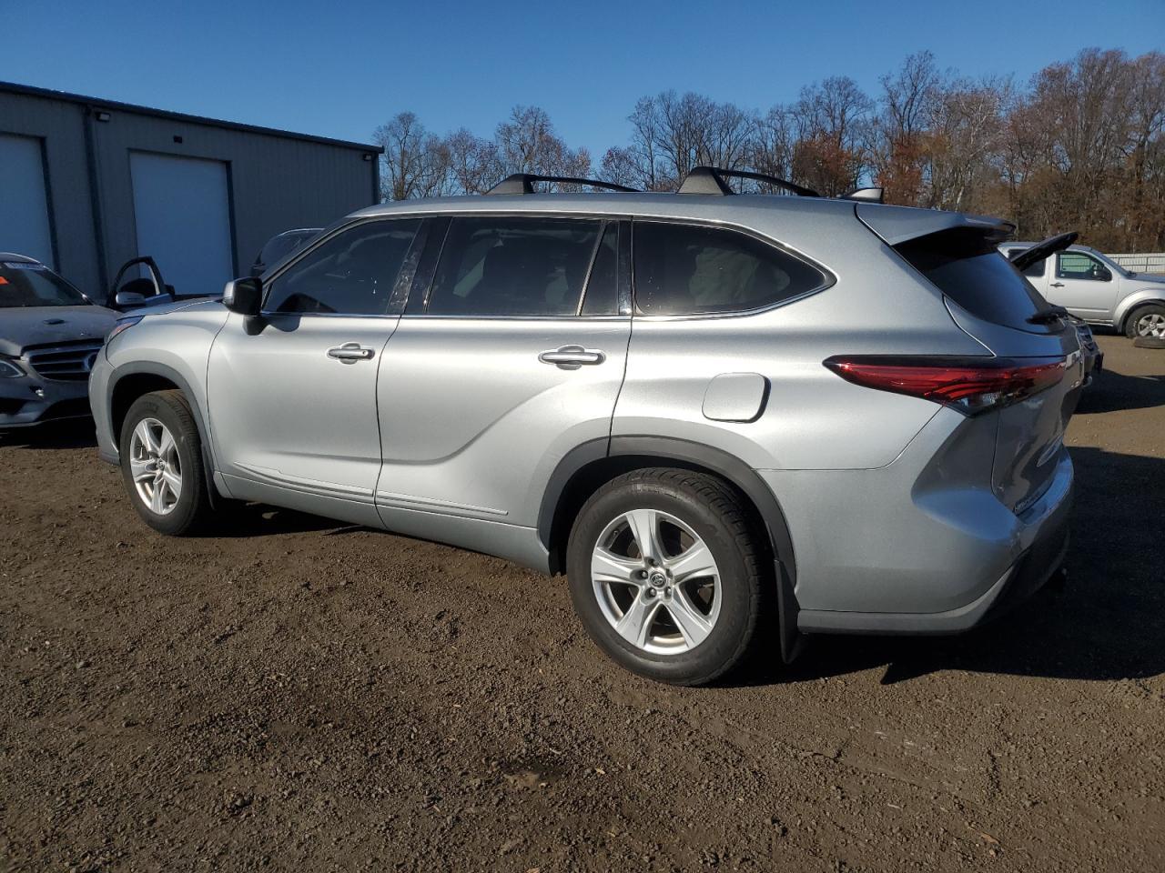 2022 Toyota Highlander L - Фото 2