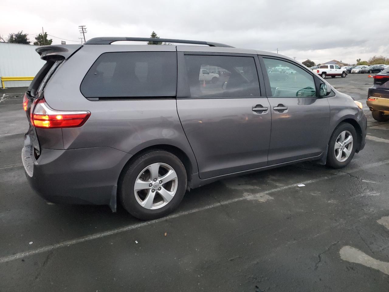 2017 Toyota Sienna Le - Image 3