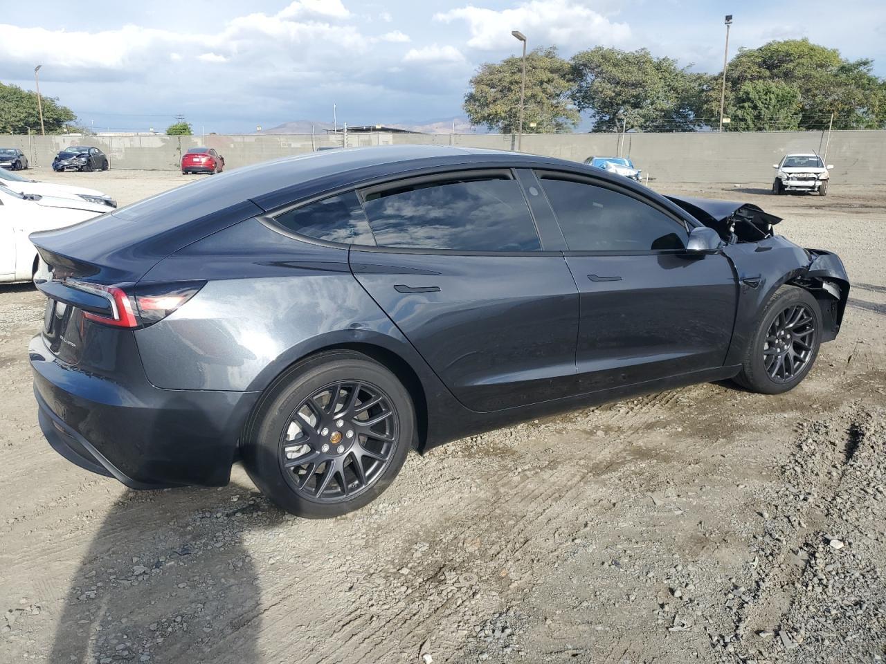 2025 Tesla Model 3 - Фото 3