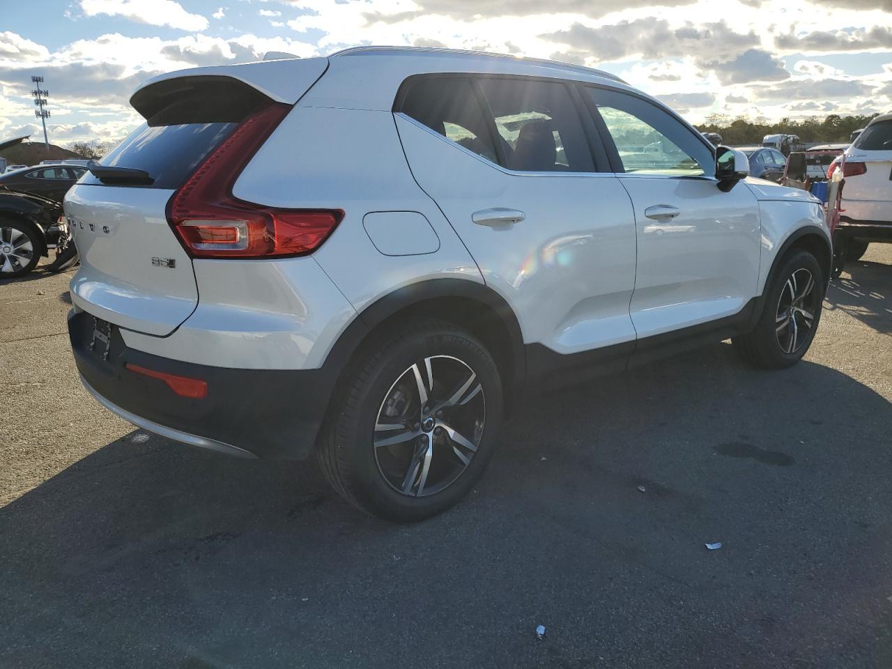 2025 Volvo Xc40 Core - Фото 3