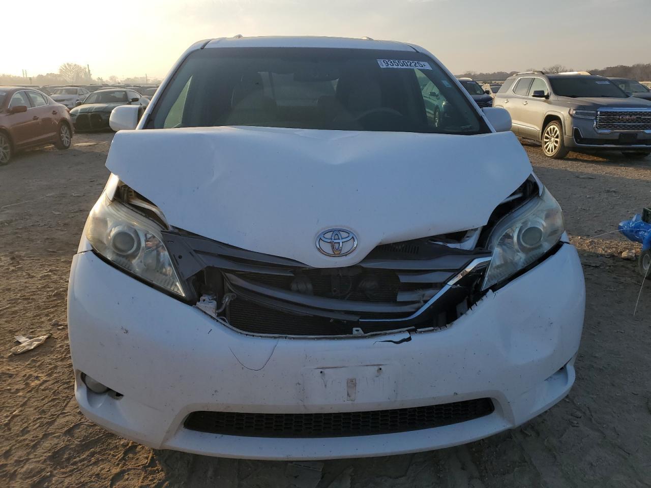 2011 Toyota Sienna - Фото 5