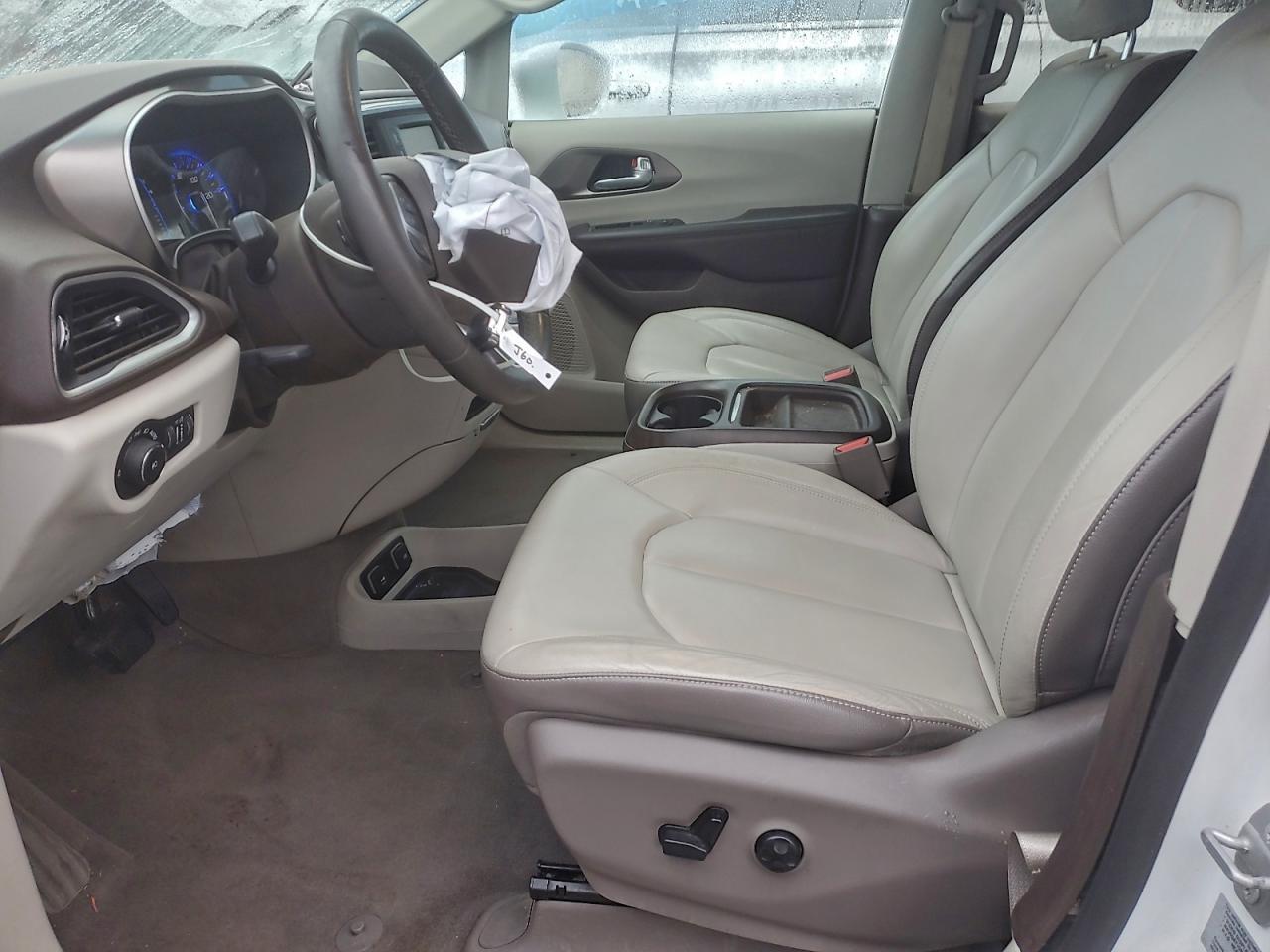 2017 Chrysler Pacifica Touring L - Image 7