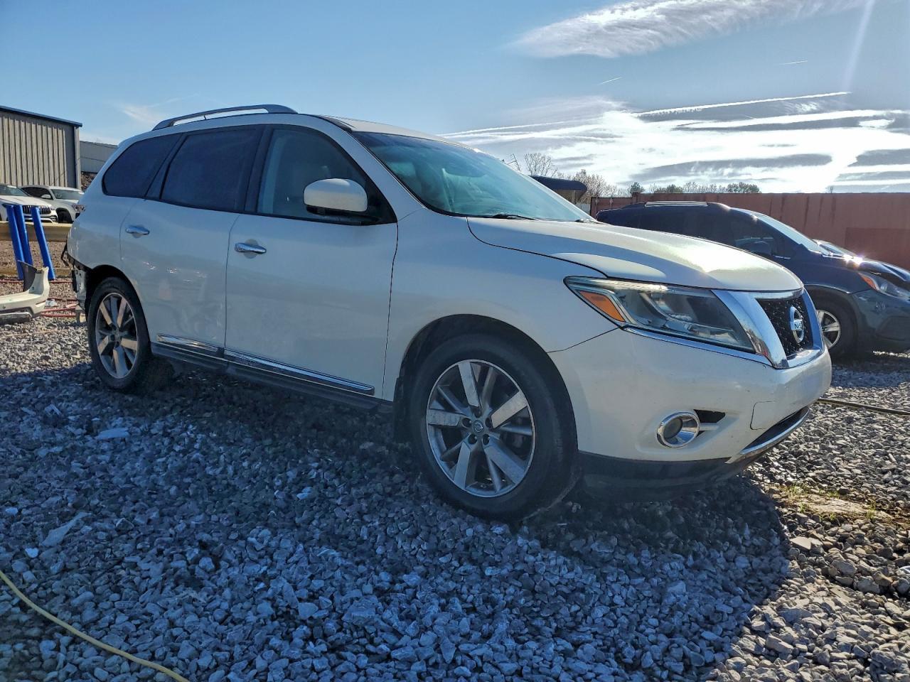 2014 Nissan Pathfinder S - Image 4