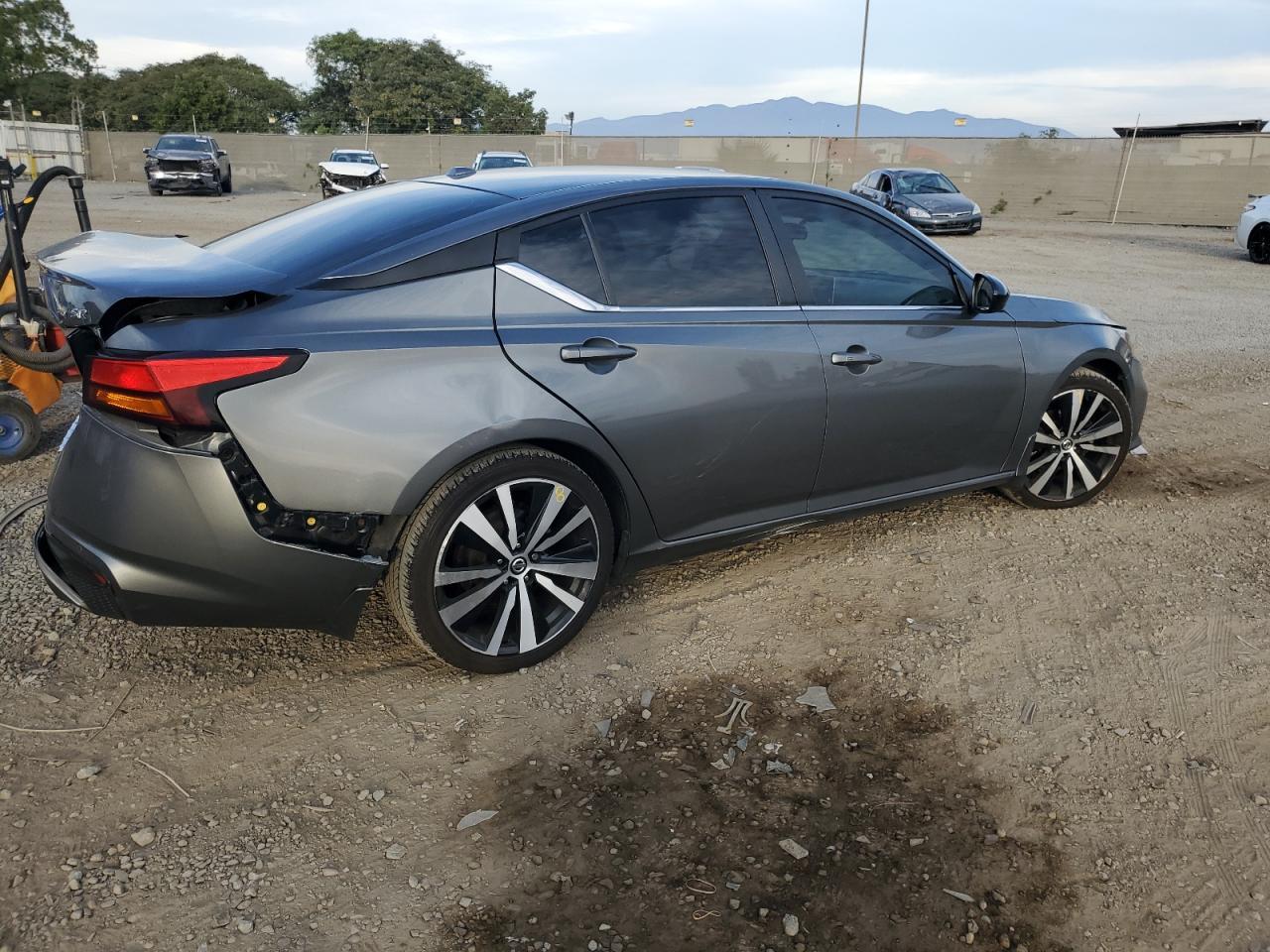 2020 Nissan Altima Sr - Фото 3