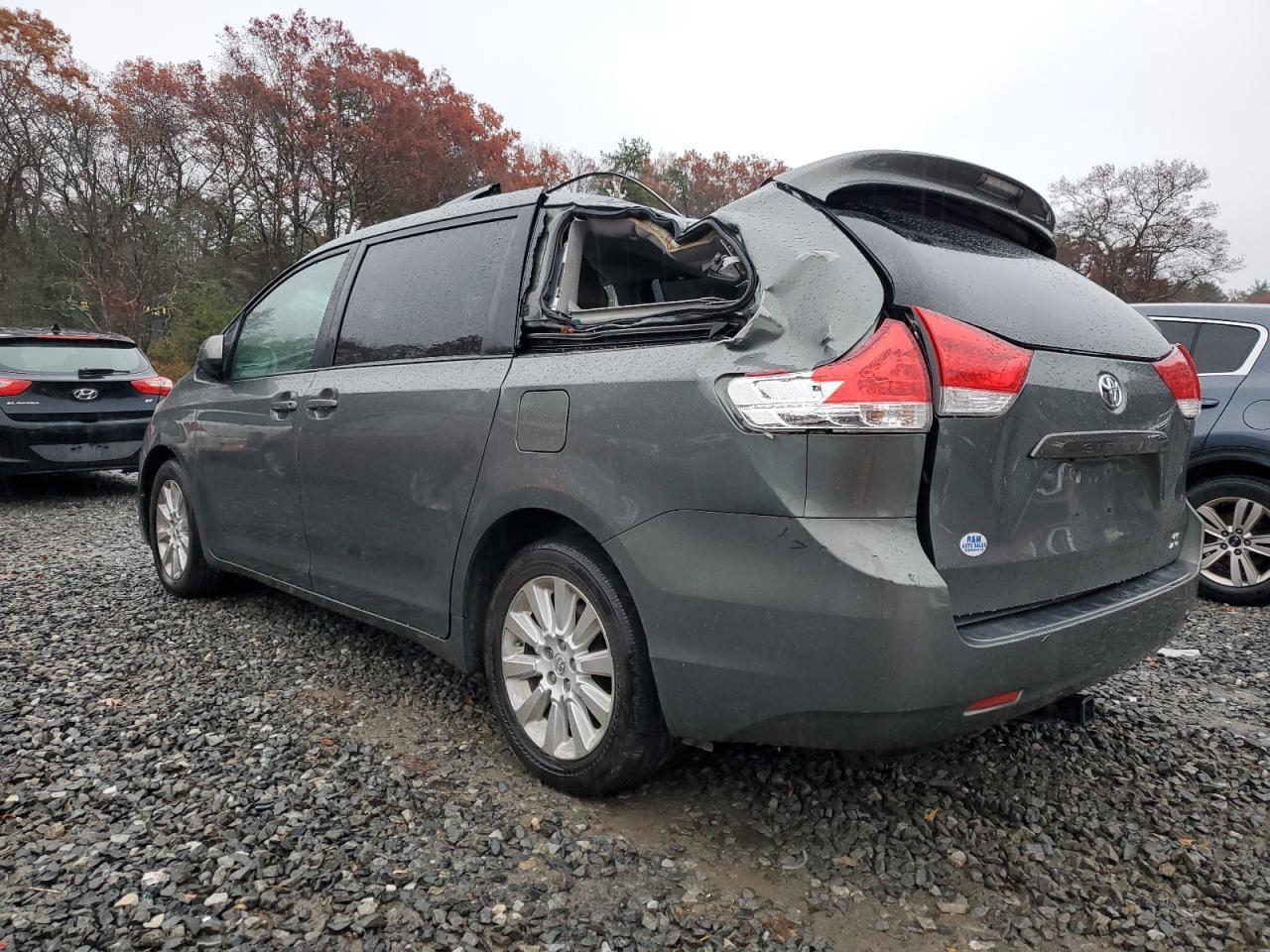 2014 Toyota Sienna Le 7-Passenger - Image 2