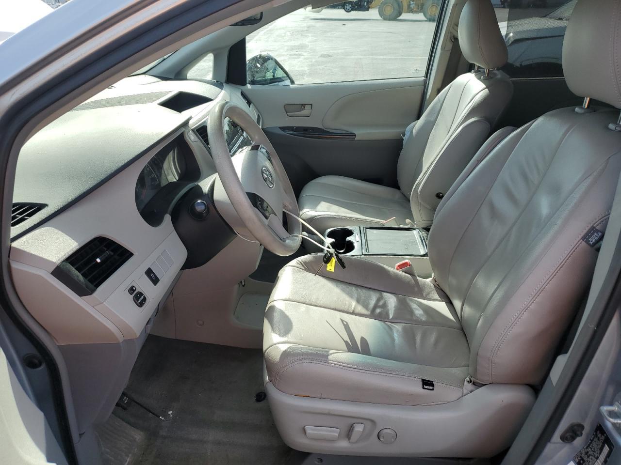 2014 Toyota Sienna Le 8-Passenger - Фото 7