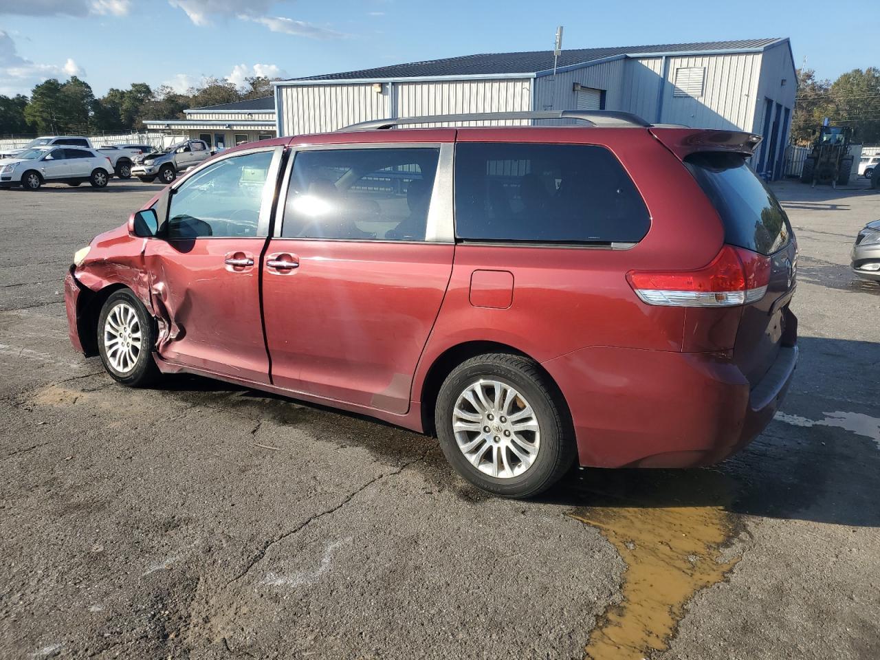 2011 Toyota Sienna Xle 8-Passenger - Image 2